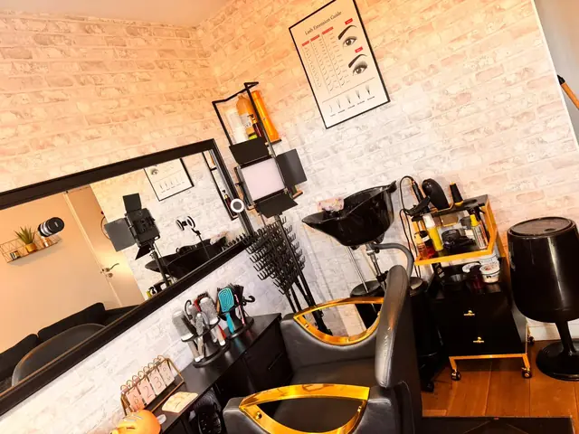 Le poste de coiffure de la Mel Beauty Room, miroir et fauteuil noir et doré
