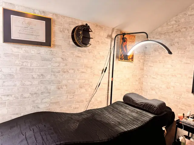 Le lit de pose de cils de la Mel Beauty Room